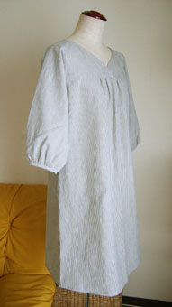 オリーブグリーンのワンピース