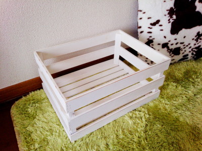 白い木箱