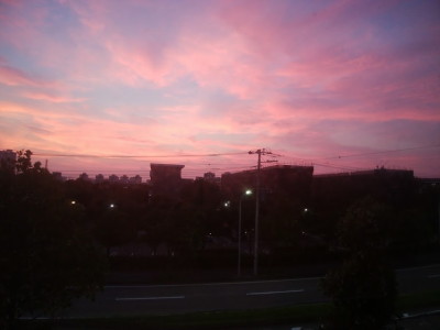 窓から見える夕焼け