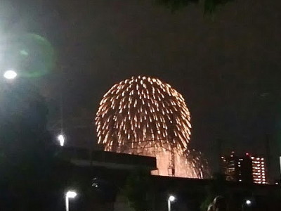 駅でみた花火
