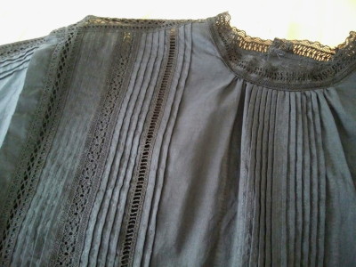 ピンタックブラウス