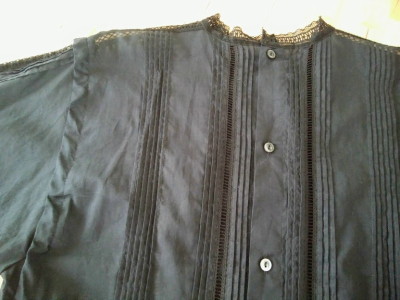 ピンタックブラウス